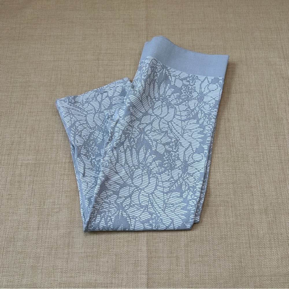 Fabletics Light Gray Floral Patterned Stretch Active Tights Capri Pants